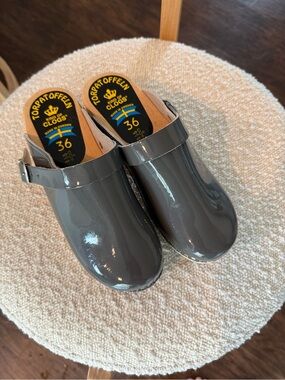 Torpatoffeln Clog Mules in Glossy Gray size 36